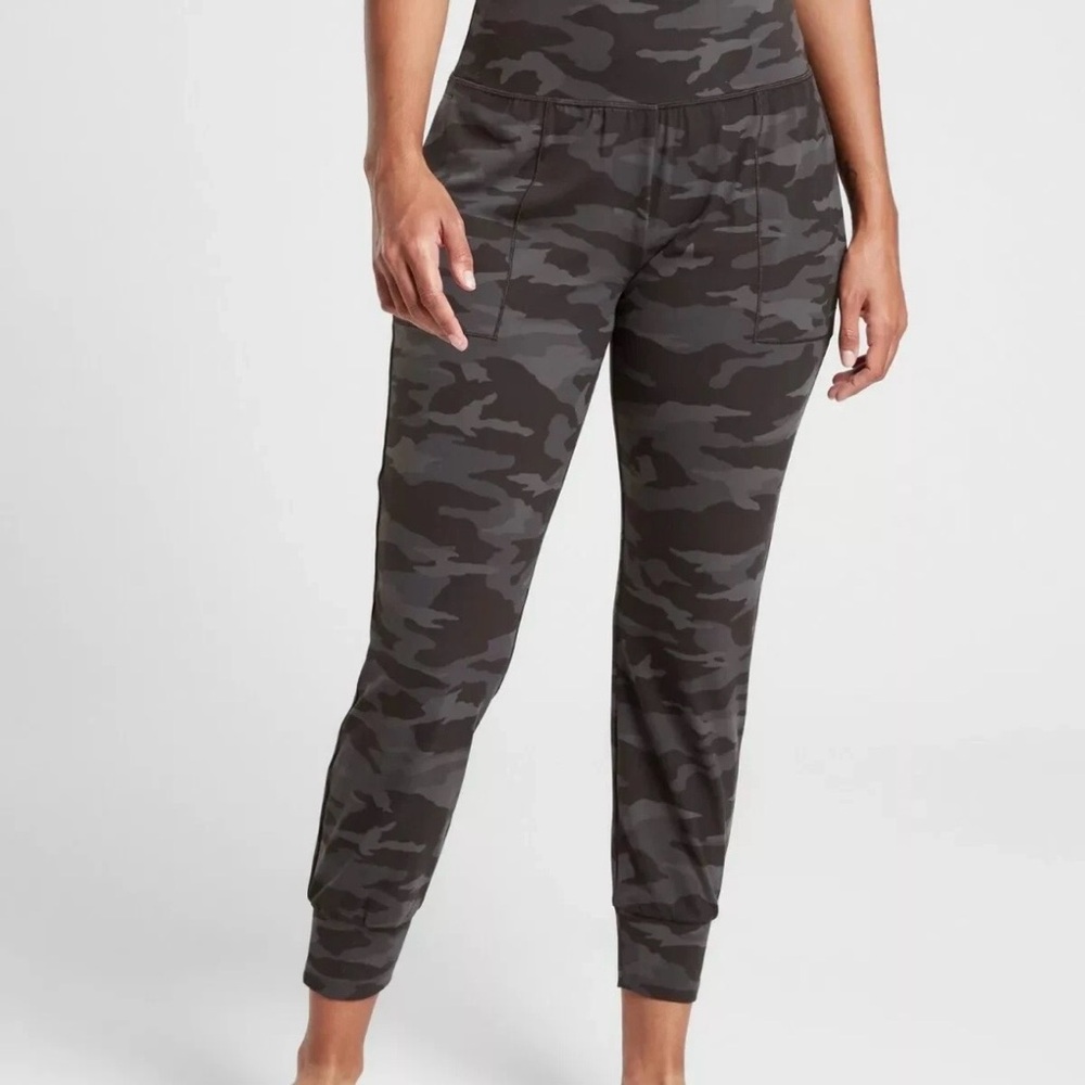 Athleta Salutation Joggers Camo Black Size Large